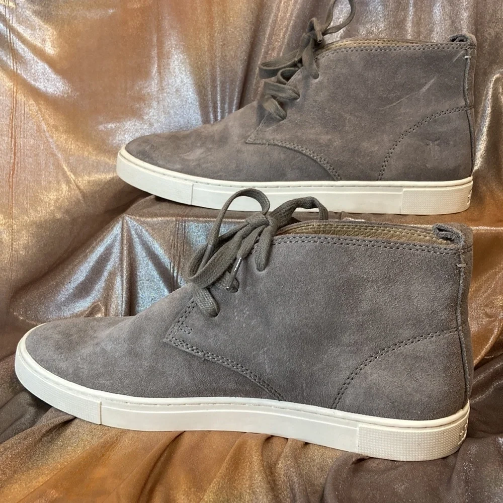 Frye mens chukkas in‎ taupe. Size 8 all suede leather. Excellent condition.